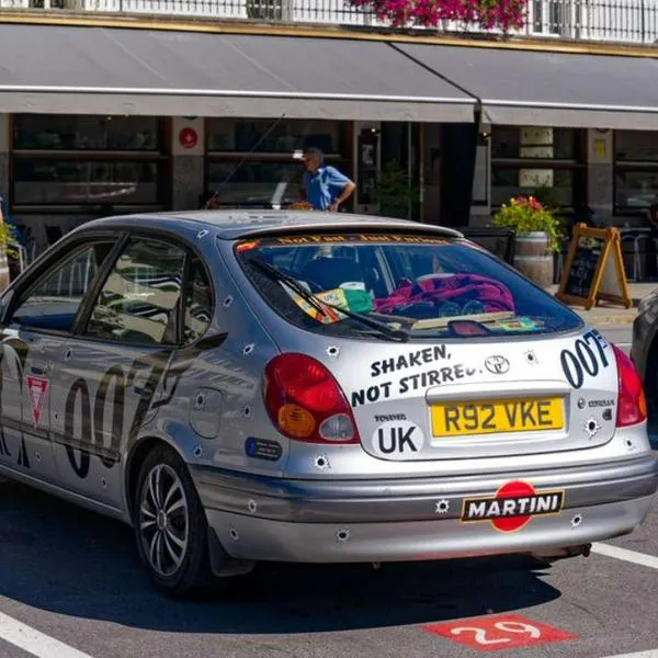 Foto de carro con stickers, en nota sobre cómo quitar pegatinas del carro sin dañar la pintura