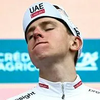 Tadej Pogacar reacciona a grave caída de Vingegaard, Evenepoel.