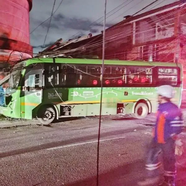 Accidente de tránsito en Bogotá: bus del SITP se estrelló contra poste de luz