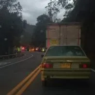 Accidente en vía al Llano entre dos camiones obligó a su cierre total