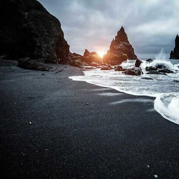Playa negra de Islandia, en nota sobre cuál es la más peligrosa del mundo