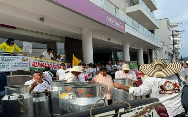 Con "regalatón" de leche ganaderos del Caquetá protestan por crisis que atraviesa el sector