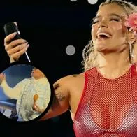 Karol G fue vista con pollo broaster en entrevista con 'Juanpis' González.