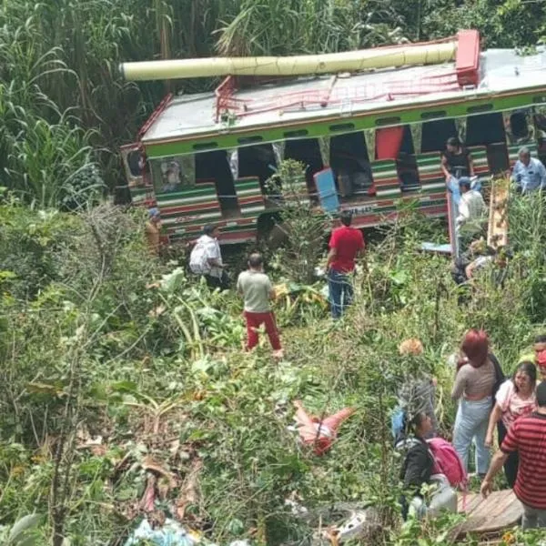 Accidente de bus escalera en Aipe, Huila, deja un muerto y diez heridos