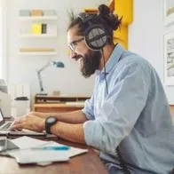Foto de hombre frente a computador, en nota de cómo son ofertas de empleo de D’luchi, que incluyen transporte y hasta almuerzo
