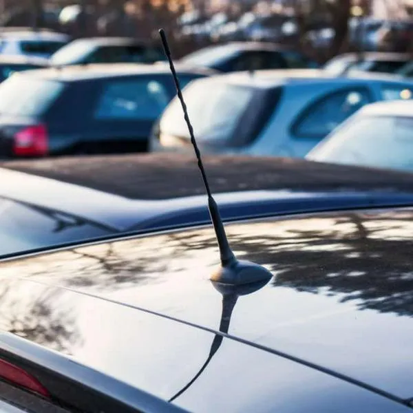Foto de parqueadero, en nota de cómo saber si la antena del carro esta dañada