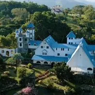 Dónde queda castillo medieval de Colombia, que tiene piscina de agua natural y gran vista