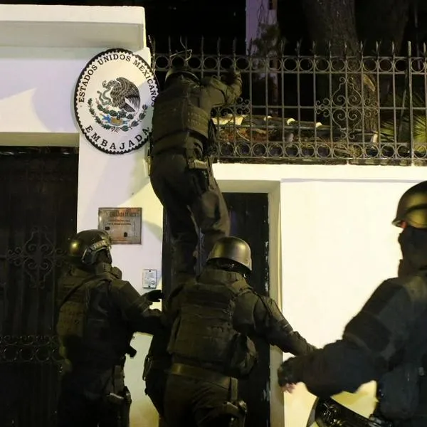 Policía ecuatoriana irrumpe en embajada de México este viernes 5 de abril de 2024.