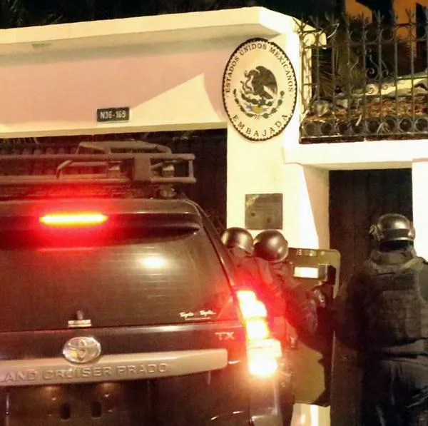 Policía de Ecuador irrumpe en la embajada de México para sacar a exvicepresidente asilado allí.