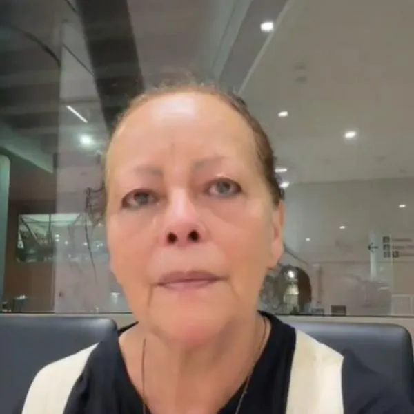 Señora lloró porque su hija la dejó botada en aeropuerto de México: hay video