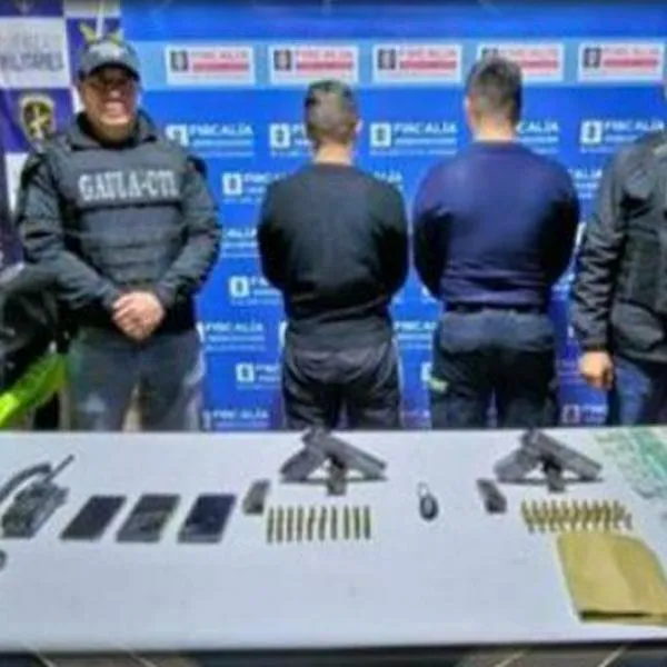 Sorprenden a dos policías extorsionando a un conductor en Bogotá: así los capturaron