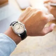 ¿En qué mano se pone el reloj?