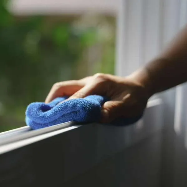 Foto de limpieza en hogar, en nota de cómo limpiar rieles de ventanas y puertas con trucos caseros para dejarlos nuevos.