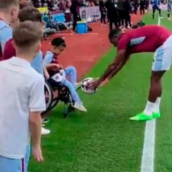 Jhon Jáder Durán compartió con niños hinchas del Aston Villa y se viralizó