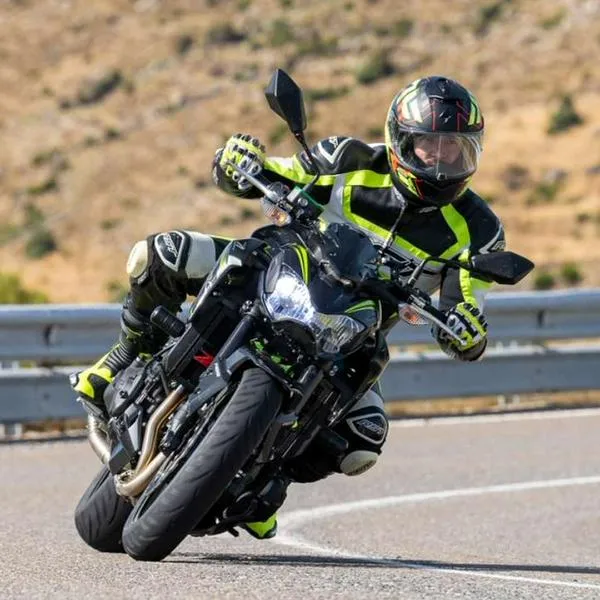 Foto de motociclista, en nota de cómo se debe frenar en una curva con moto.