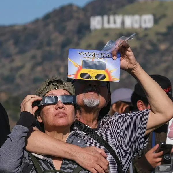 Personas viendo un eclipse solar, a propósito del ocurrido el 8 de abril de 2024 en Norteamérica.
