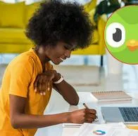 Imagen de trabajo en casa por nota sobre oferta de Duolingo