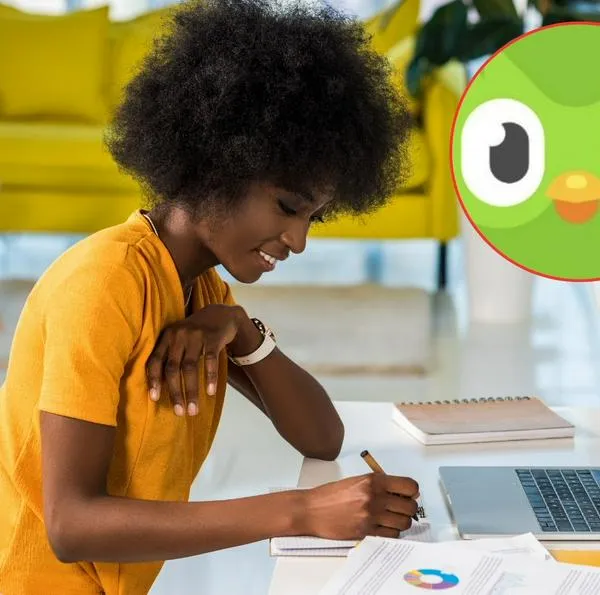 Imagen de trabajo en casa por nota sobre oferta de Duolingo