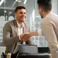 Persona siendo contratada en un trabajo. E relación con ofertas laborales en Colombia.