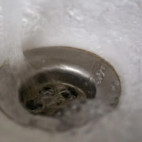 Agua, que el alcalde de Bogotá pide ahorrar bañándose en pareja.
