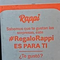 A usuarios de Rappi Turbo les está llegando cigarrillo electrónico como regalo en los domicilios y con una etiqueta que dice 