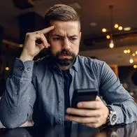 Foto de hombre con dispositivo, en nota de qué es el icono de la N en el celular y por qué aparece.