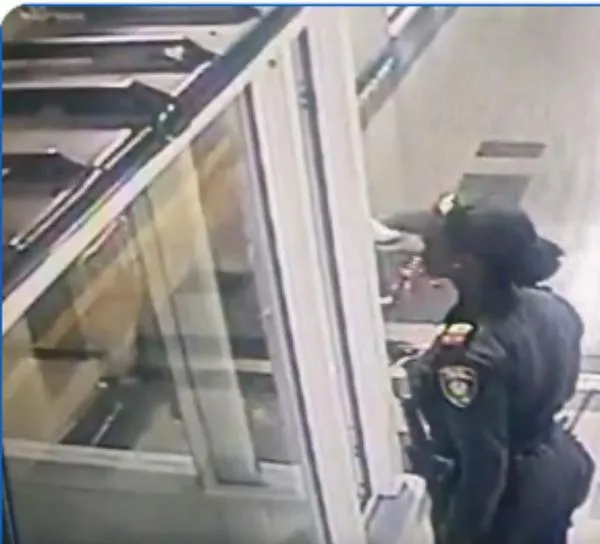 EN VIDEO: Pasajero le pegó en la cara a mujer policía en plena estación Floresta del metro 
