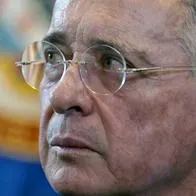 Álvaro Uribe Vélez, investigado por soborno y fraude procesal, podría pagar una condena de 12 años si es declarado culpable.