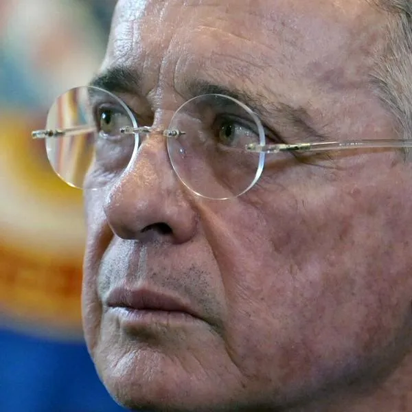 Álvaro Uribe Vélez, investigado por soborno y fraude procesal, podría pagar una condena de 12 años si es declarado culpable.