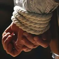 Foto de persona en secuestro, en nota de cómo militares enviaban mensajes ocultos a secuestrados por Farc en Colombia (video)