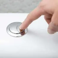 Foto de sanitario, en nota de para qué son los 2 botones del inodoro y cuál gasta más agua.