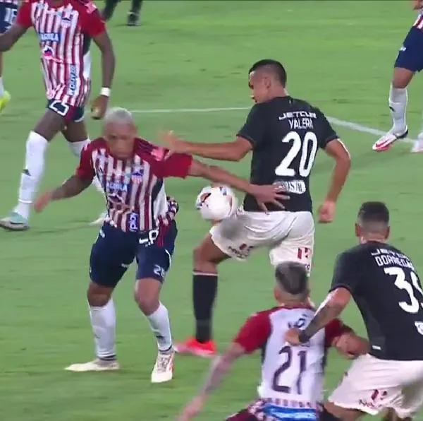 Mano que anuló gol de Universitario de Lima ante Junior en Copa Libertadores.