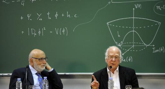 Peter Higgs, físico que propuso el bosón de Higgs, clave para la comprensión de la materia en el universo.