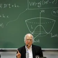 Peter Higgs, físico que propuso el bosón de Higgs, clave para la comprensión de la materia en el universo.