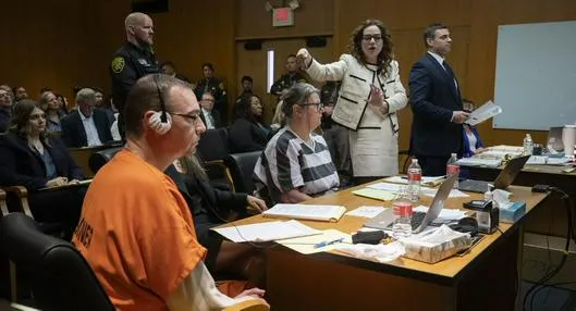 James Crumbley (naranja) y Jennifer Crumbley (rayas blancas y negras) reciben condena por propiciar masacre perpetrada por su hijo.