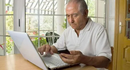 Foto de hombre con computador, en nota sobre qué hacer si mi Internet me dice conectado sin Internet.