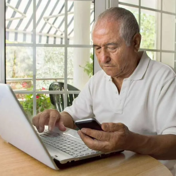 Foto de hombre con computador, en nota sobre qué hacer si mi Internet me dice conectado sin Internet.
