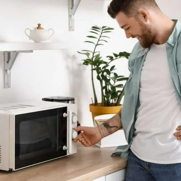 Foto de microondas, en ntoa sobre cómo se debe calentar la comida en ese aparato, con o sin tapa 
