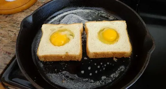 Foto de huevos fritos, en nota de cómo hacer para que el aceite no salpique en cocina: pasos simples para no quemarse