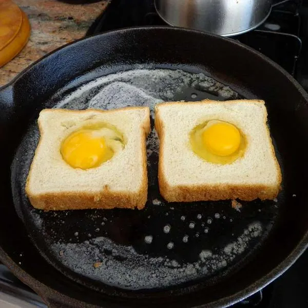 Foto de huevos fritos, en nota de cómo hacer para que el aceite no salpique en cocina: pasos simples para no quemarse
