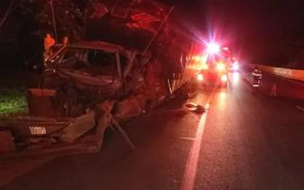 Camión chocó contra un muro en La Línea