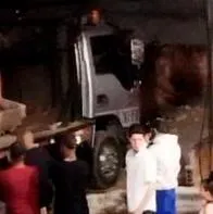 Camión en Medellín, barrio Aures, que se rodó y se estrelló contra una casa. Ninguna persona resultó herida.