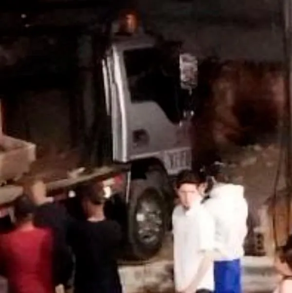 Camión en Medellín, barrio Aures, que se rodó y se estrelló contra una casa. Ninguna persona resultó herida.