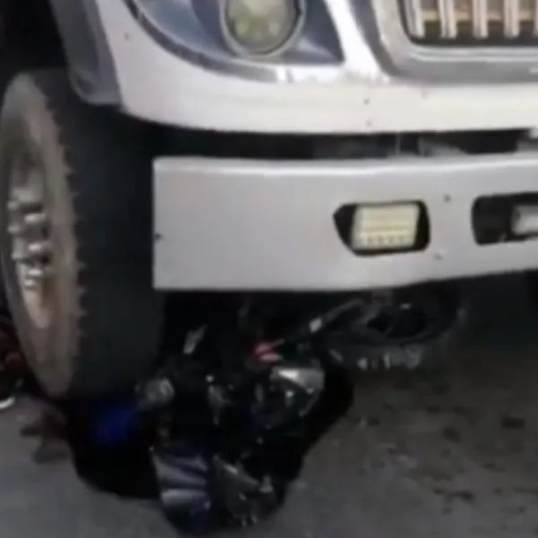 Motociclista se salvó de morir debajo de una volqueta en Bogotá: su vehículo quedó destruido