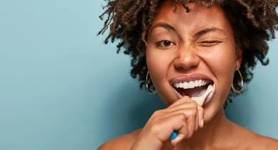 mujer cepillandose los dientes