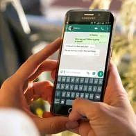 Foto de persona chateando, en nota de qué significa el reloj en contacto de WhatsApp 