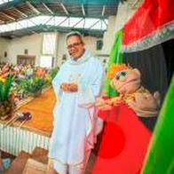 En esta parroquia de Medellín un títere le ayuda al cura a celebrar la misa