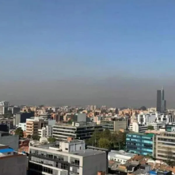 Polvo del Sahara ya está en el aire de Bogotá; pondría a ciudadanos a andar con tapabocas.