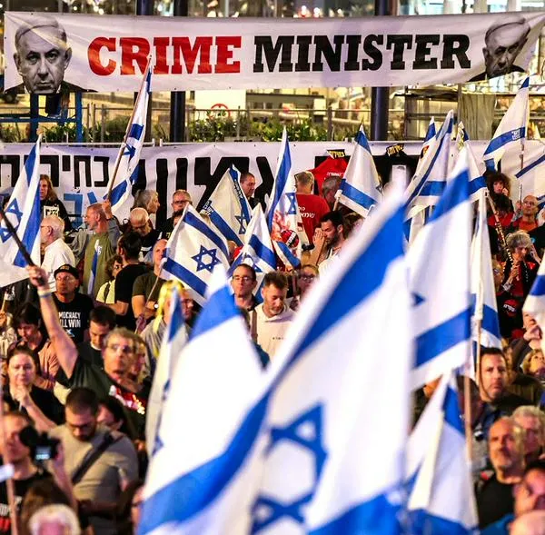 Israel, que prohibe reuniones, pese a protestas, por amenzas de Irán, que atrapó buque