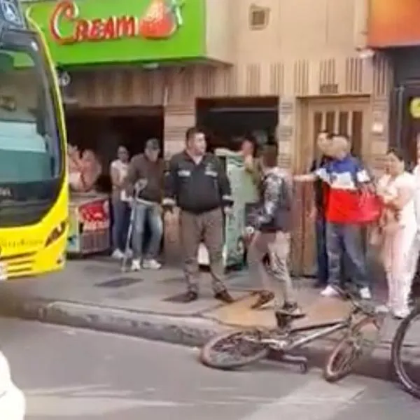 Pelea entre conductor de SITP y ciclista en Bogotá paralizó a barrio San Carlos